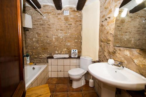 La salle de bains est pourvue de toilettes blanches et d'un lavabo. dans l'établissement MAS NOU, à Cinctorres