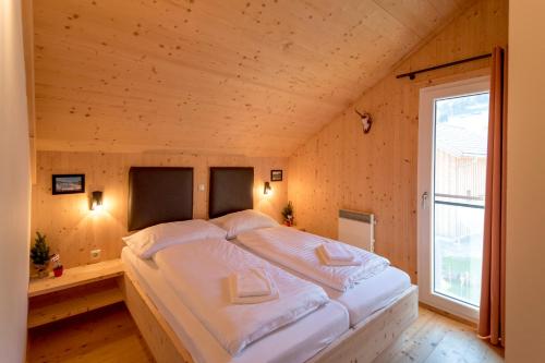 Luxury Chalet Kreischberg 11a tesisinde bir odada yatak veya yataklar