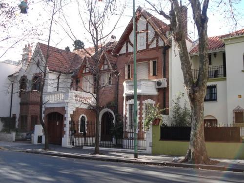una casa grande al lado de una calle en Isurus departamento completo en Buenos Aires