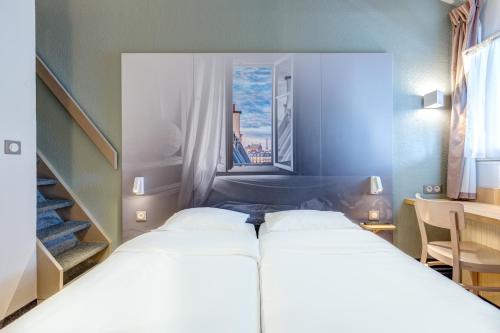 two beds in a small room with a window at B&B HOTEL Orgeval in Orgeval