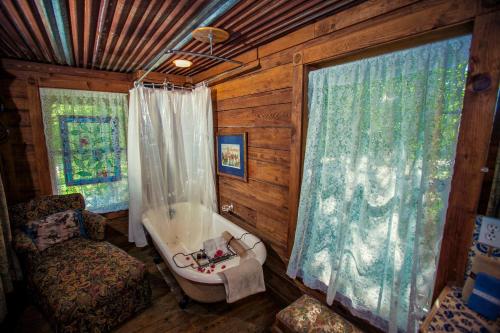 Ruang duduk di 7F Lodge and Events