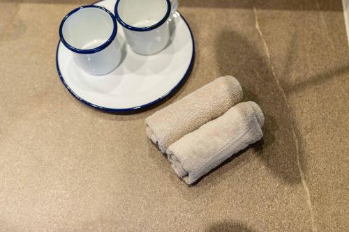 a plate with a pair of glasses and a towel at hubertus dolomites in Fiè