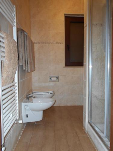 a bathroom with a toilet and a shower at I Tre Laghi Countryhouse 14 posti letti Cottage 10 posti letti in Citta' Sant'Angelo