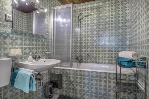 A bathroom at Ferienwohnungen Tiroler Alpenhof