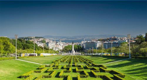 a view of a park with a large grass field at HI71 Lisboa in Lisbon