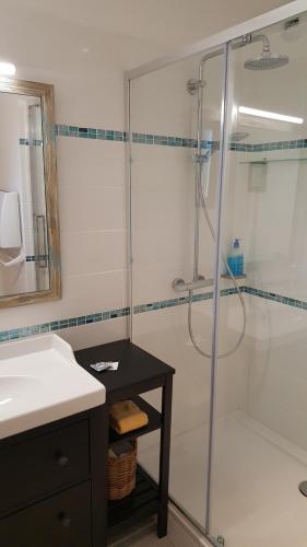 bagno con doccia in vetro e lavandino di Villa Chamarel a Carcès