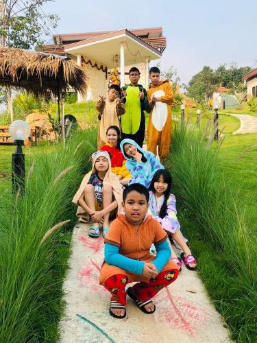 Επισκέπτες που μένουν στο Baan Mai Hom Resort Suan Phueng