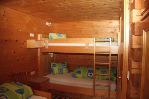 Katil dua tingkat atau katil-katil dua tingkat dalam bilik di Alpenchalet Garfrescha