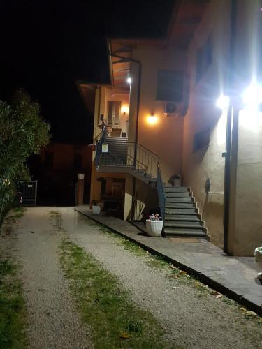 un bâtiment avec des escaliers et un escalier la nuit dans l'établissement B&B Dolce Casa, à Panicarola