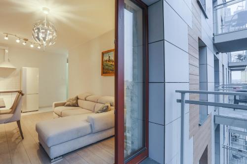 グダニスクにあるApartament z widokiem na rzekę Gdańsk Stare Miastoのソファとテーブルのあるリビングルーム