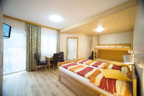 1 dormitorio con cama, escritorio y mesa en Gasthof Staud'nwirt en Bad Aussee