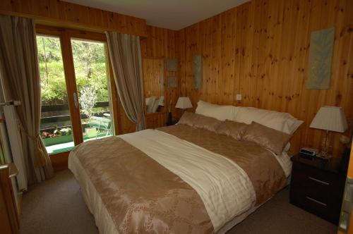 Postel nebo postele na pokoji v ubytování La Foret Apartment With Spectacular Mountain Views