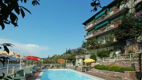 un hotel con piscina al lado de un edificio en Casa Alessandra, en Malcesine