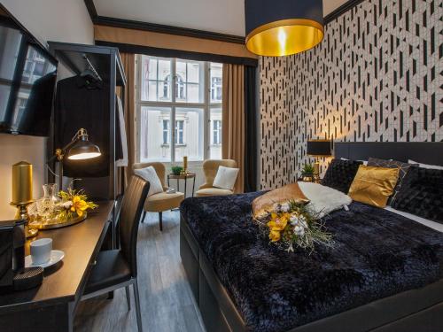 En eller flere senge i et værelse på Golden Prague Rooms