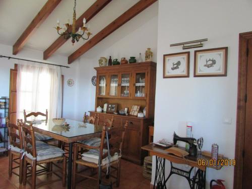 CALLE CALVARIO 10 في Zufre: غرفة طعام مع طاولة وكراسي