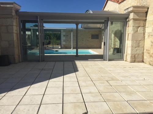 - une vue sur l'extérieur d'une maison avec une piscine dans l'établissement Domaine des 3 gîtes, à Jaunay-Clan