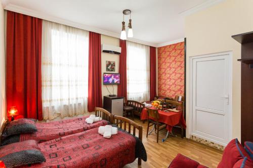 Rúm í herbergi á Gis Guest House