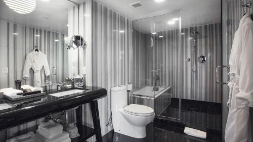 Bilik mandi di The Watergate Hotel Georgetown