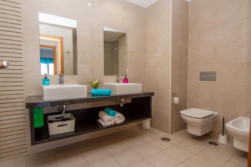 Et badeværelse på Apartamentos Turisticos Rocha Tower - MI