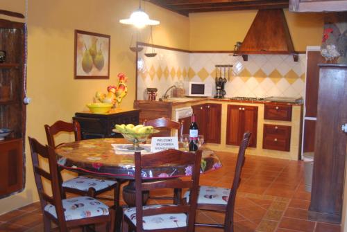 cocina con mesa y sillas en una habitación en LA CASITA DEL MUELLE, en Garachico