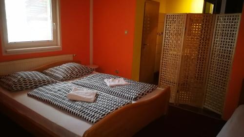 Tempat tidur dalam kamar di Chata Eliška