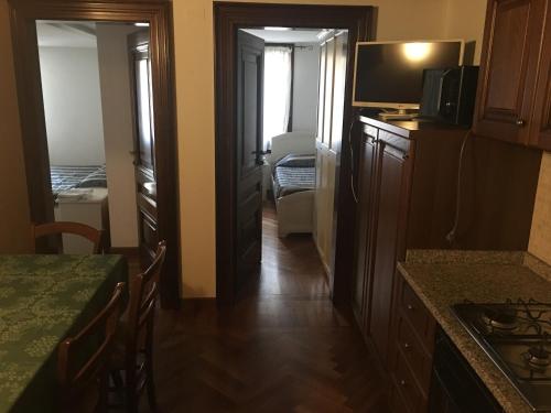 Cette chambre comprend une cuisine et une salle à manger. dans l'établissement Appartamenti Ghetto Vecio, à Venise