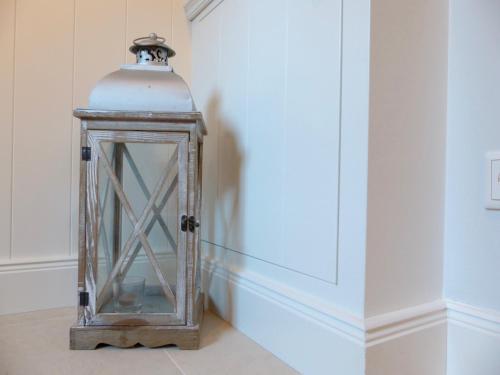 a lantern sitting on the floor in a room at Meer-Lust-Sylt Haus Mateika in Westerland (Sylt)