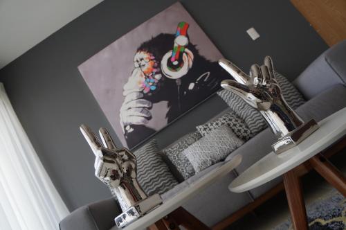 a room with a couch and a picture of a man at Metropolitan Suites in Guadalajara