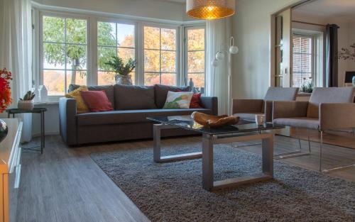 a living room with a couch and a table at B&B en vakantie appartement de Glinthaar in Lemele