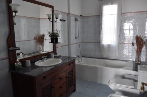 a bathroom with a sink and a tub and a toilet at Villa Miramar, Güime in Güime