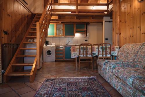 a living room with a couch and a kitchen at Villa Zita in Champoluc