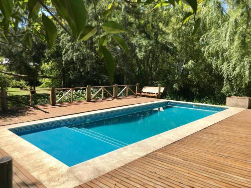 Swimming pool sa o malapit sa Cabaña Magnolia en Marea Delta del Tigre