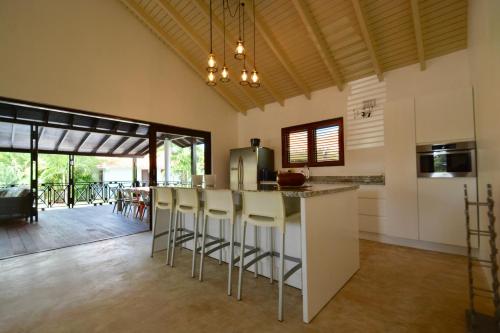 Η κουζίνα ή μικρή κουζίνα στο Blue Bay Beach Villas & Apartments
