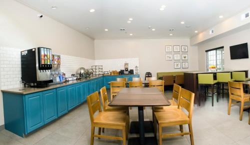 a restaurant with a table and chairs and a bar at Country Inn & Suites by Radisson, Winchester, VA in Winchester