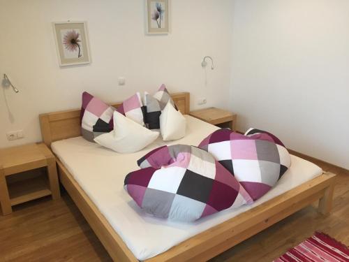 sypialnia z łóżkiem z poduszkami w obiekcie Haus Adlerhorst w Neustift im Stubaital