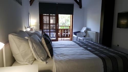 a bedroom with a bed and a door to a patio at Villa Ruhige Lage in Rakovica