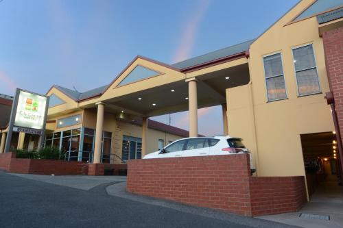 a car parked in front of a building at City Centre Motel in Bendigo