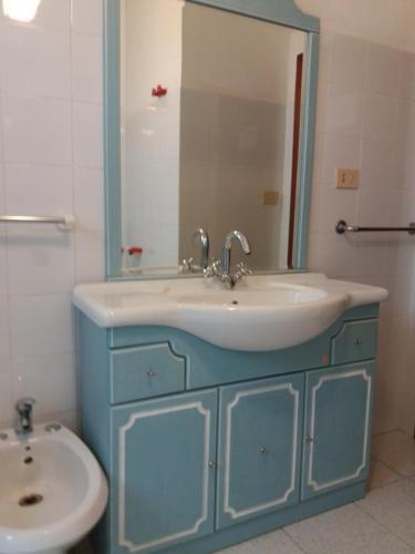 a bathroom with a sink and a mirror at Bilocale Pascoli in Santa Teresa Gallura