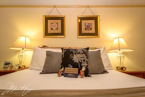 Postel nebo postele na pokoji v ubytování Cobb & Co Court Boutique Hotel