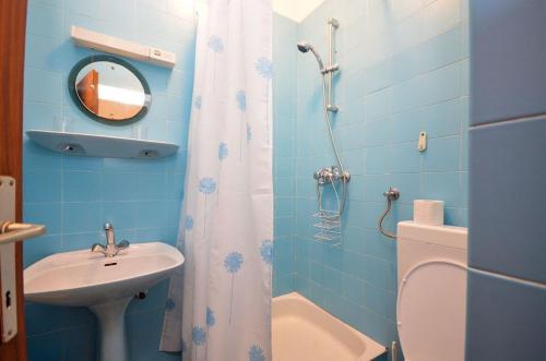 Apartment and Rooms Biserka tesisinde bir banyo