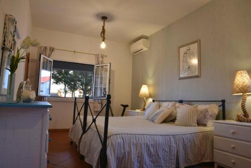- une chambre avec un lit et une fenêtre dans l'établissement Faro Beach House, à Faro