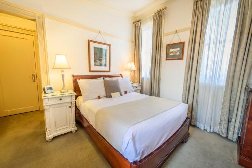 Postel nebo postele na pokoji v ubytování Cobb & Co Court Boutique Hotel