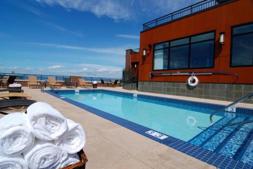 a swimming pool with a tub and a chair in it at Silver Cloud Hotel - Seattle Stadium in Seattle
