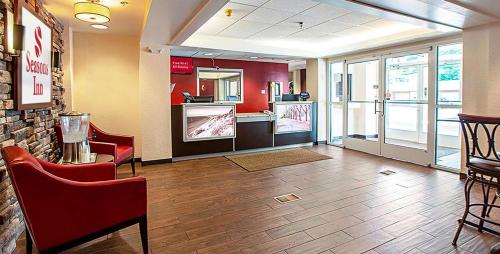 Η κουζίνα ή μικρή κουζίνα στο Seasons Inn Traverse City