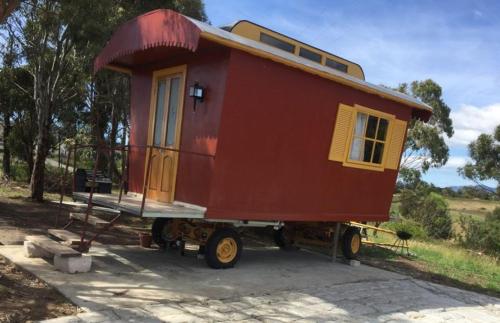 Gedung tempat tenda glamping berlokasi