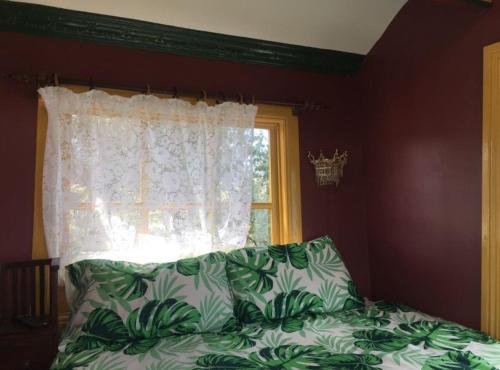 Tempat tidur dalam kamar di Glamping Gypsy Hobart