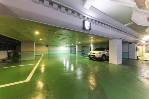 een parkeergarage met een auto erin geparkeerd bij Major Hotel in Jeju-stad