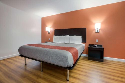 Кровать или кровати в номере Motel 6-Suwanee, GA - Gwinnett Center
