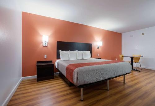 Кровать или кровати в номере Motel 6-Suwanee, GA - Gwinnett Center