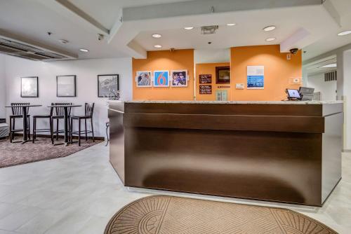a lobby with a bar with stools at Motel 6-Sutherlin, OR in Sutherlin